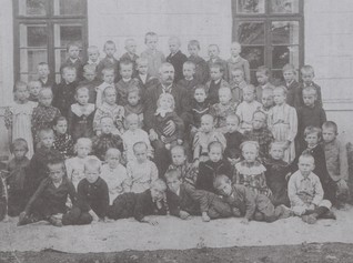 Rok 1915 žáci a správce školy učitel Quitt