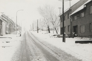 Pohled na ulici v horní části obce ráno 6:15 Hod. 14. 4. 1978
